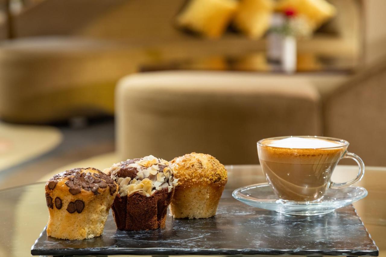 Millennium Makkah Al Naseem Mekka Eksteriør billede Coffee and three different types of muffins